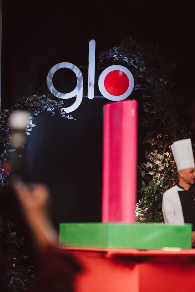 Незабравимо блясково парти беляза една година glo™ в България