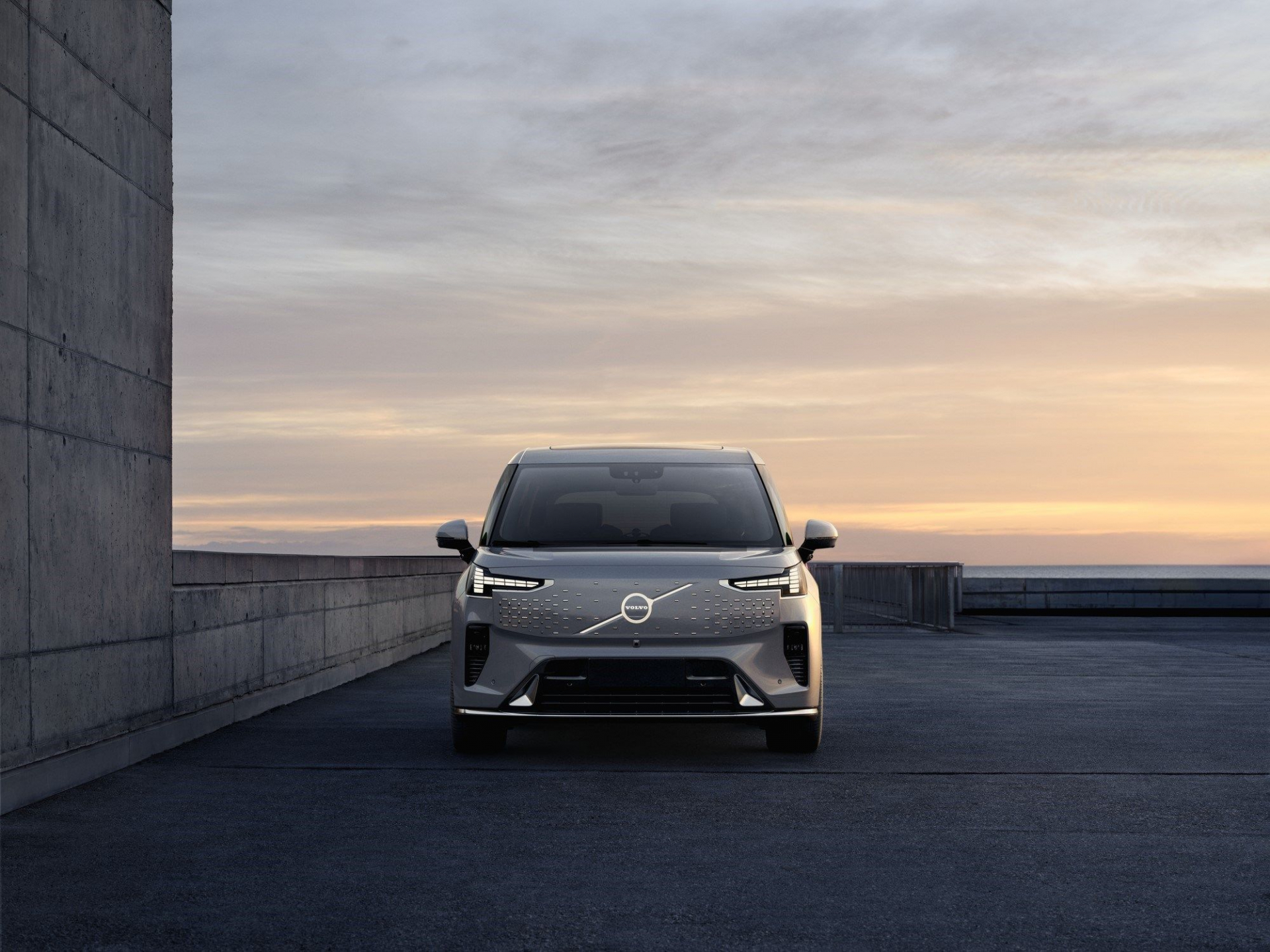 Новият напълно електрически EM90 premium MPV разширява портфолиото на Volvo Cars