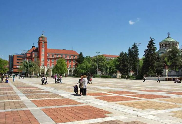 Необичайни гости плъзнаха из Плевен, мрежата прегря СНИМКА