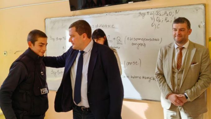 Кметът на Перник на крака при тормозения Илиян, бащата на момчето с първи думи след гаврата, а биячката му... ВИДЕО 