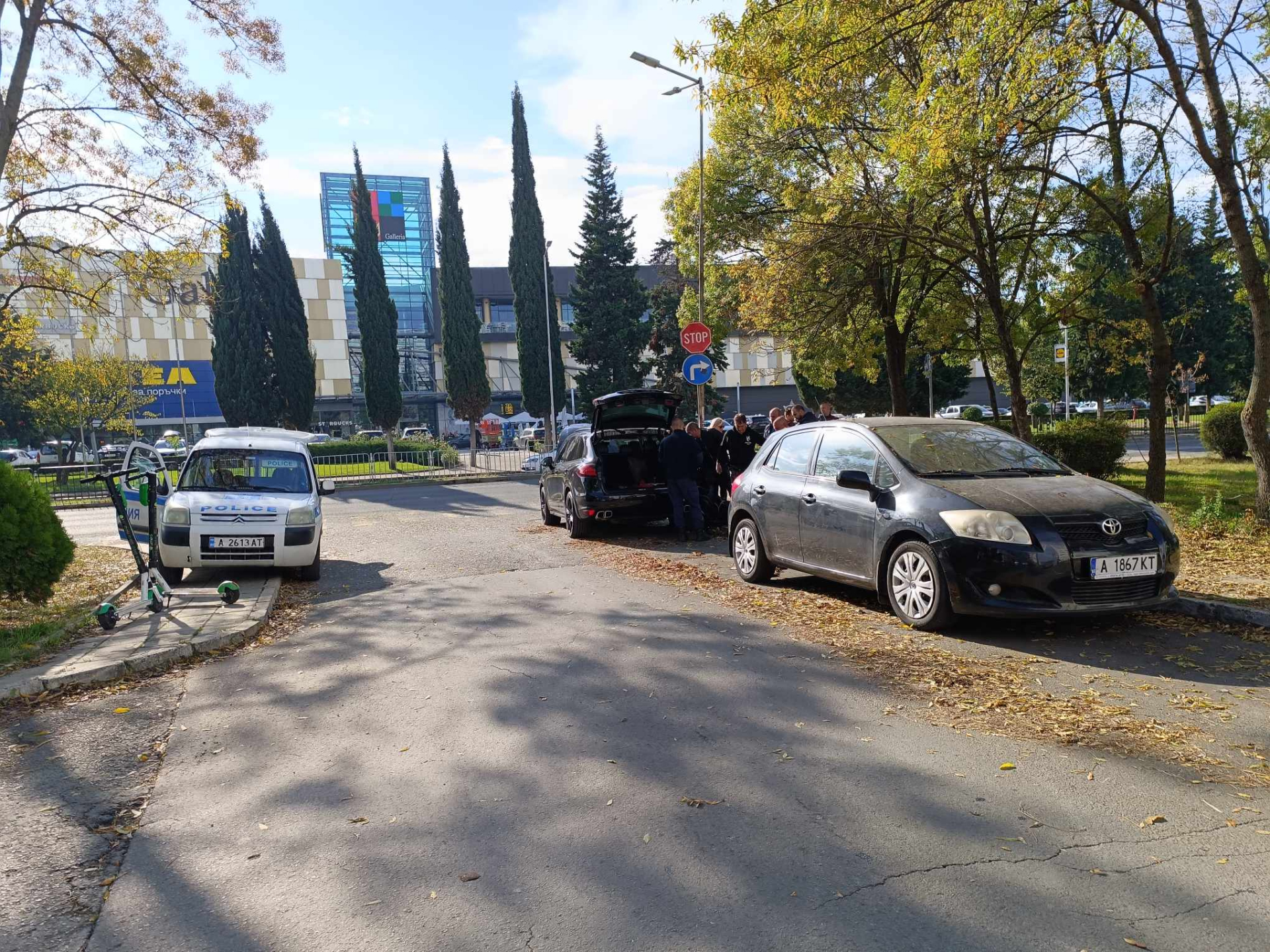 2 часа бургаски ченгета тарашат лъскаво Порше пред мол, какво се случва СНИМКИ 