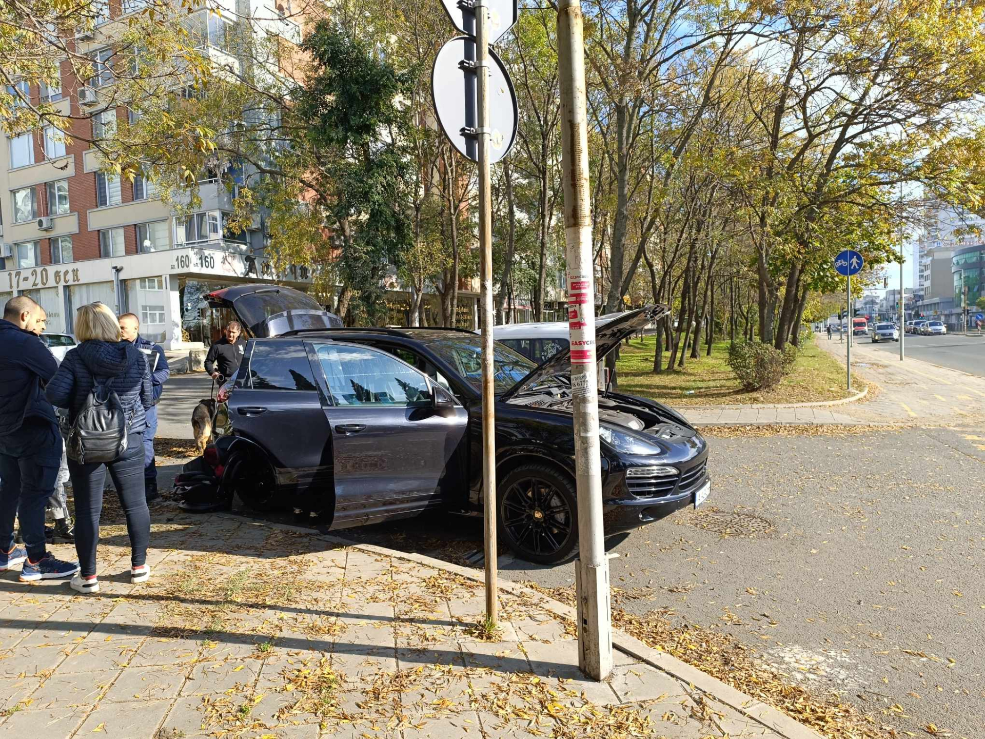 2 часа бургаски ченгета тарашат лъскаво Порше пред мол, какво се случва СНИМКИ 