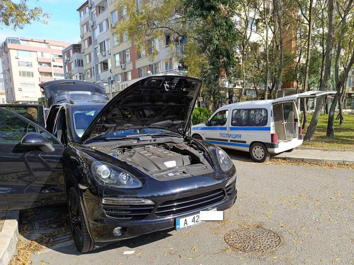 2 часа бургаски ченгета тарашат лъскаво Порше пред мол, какво се случва СНИМКИ 