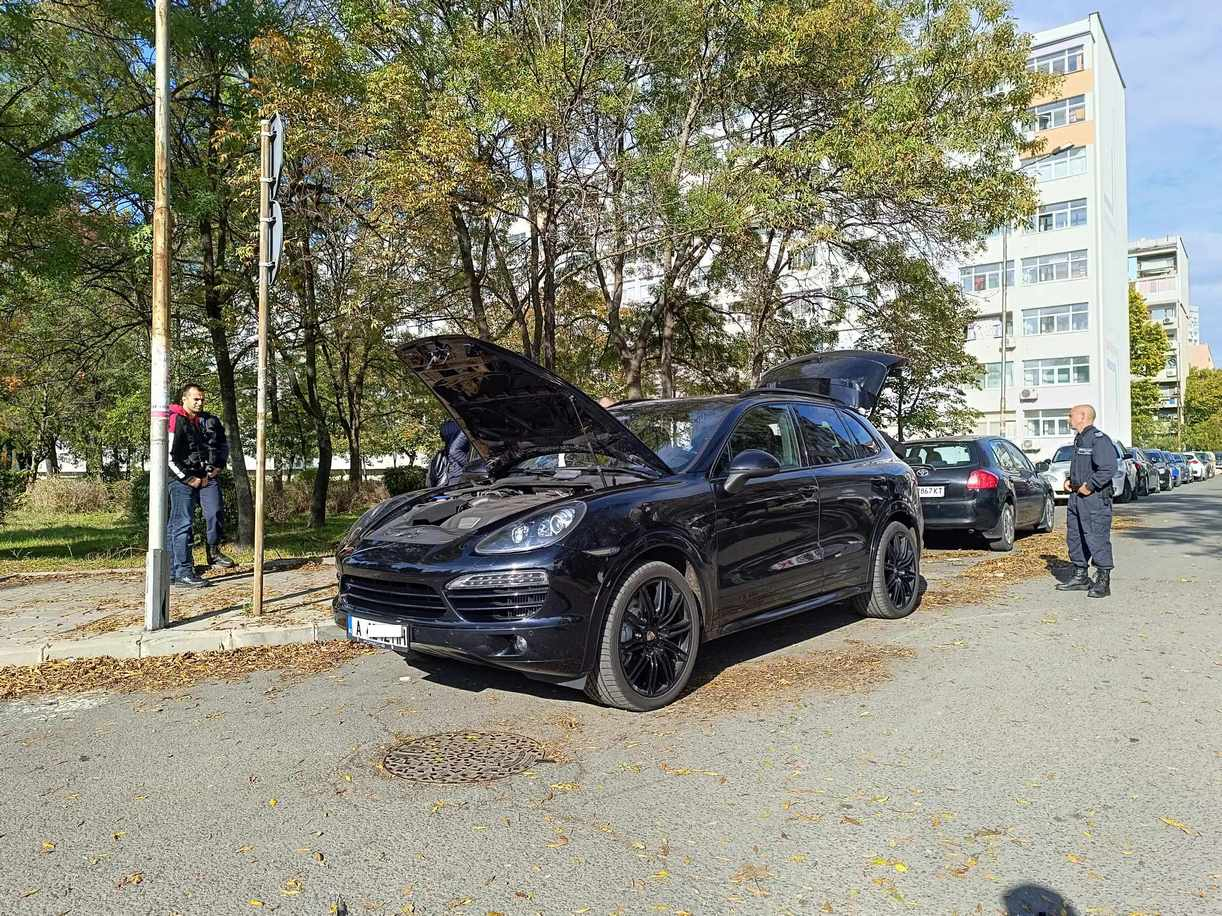 2 часа бургаски ченгета тарашат лъскаво Порше пред мол, какво се случва СНИМКИ 