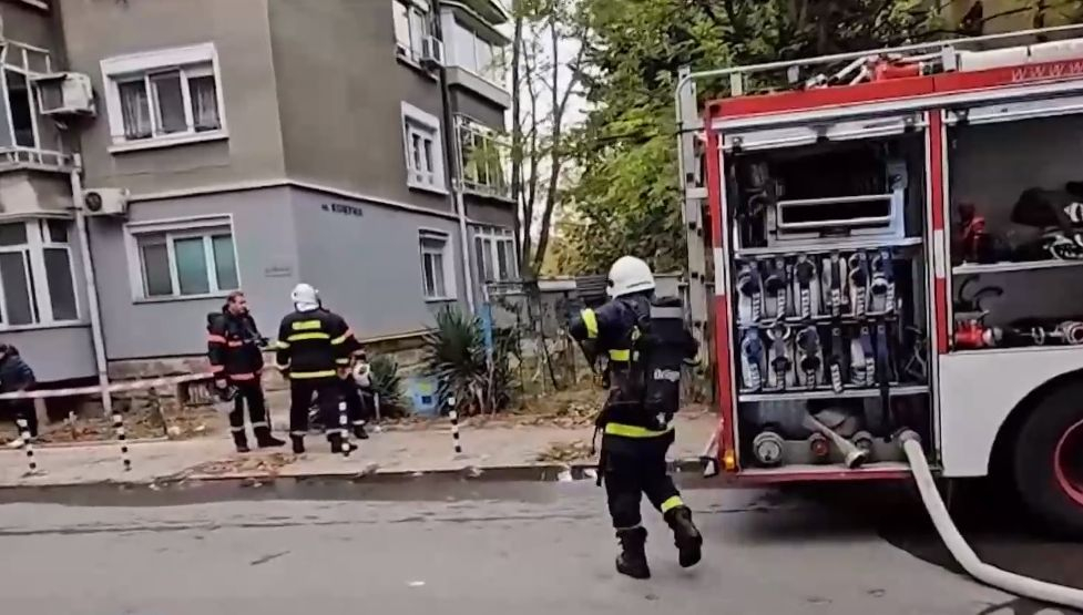 Силен гръм в центъра на Русе! Евакуираха хора ВИДЕО