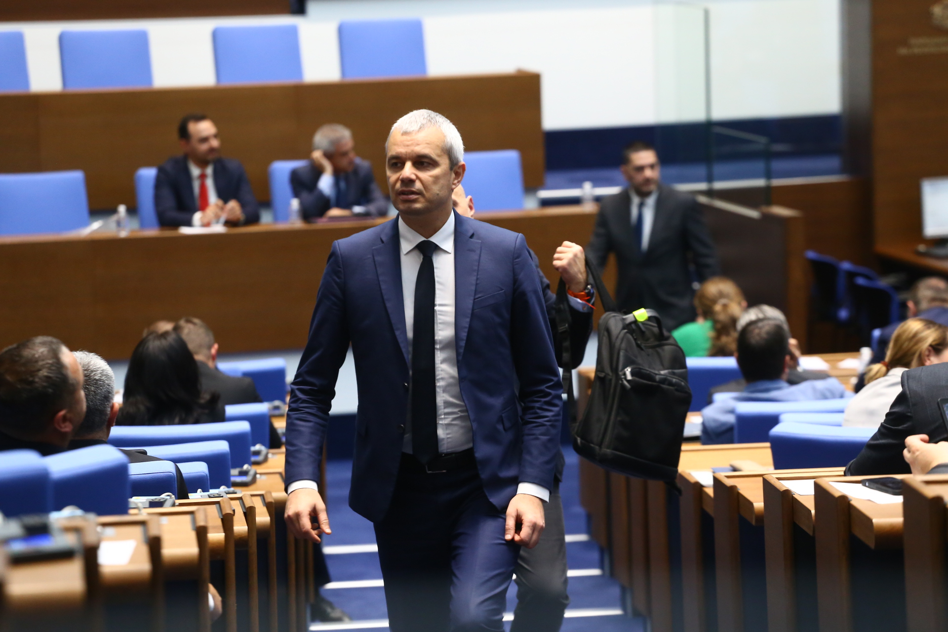 Нова драма разтърси "Възраждане": Изгониха трима депутати
