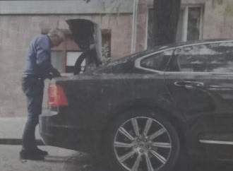 Спипаха Софиянски да джитка с две лъскави коли в центъра на София СНИМКИ