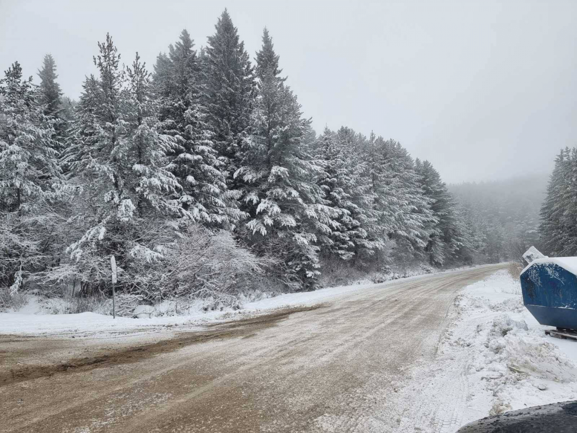 Шест машини чистят снега в Природен парк „Витоша"