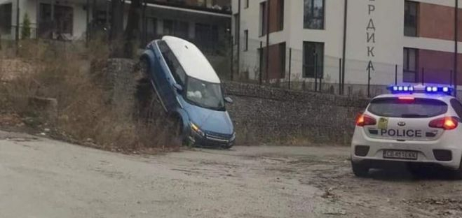 В Пернишко гледат и се маят на уменията на този шофьор СНИМКИ 