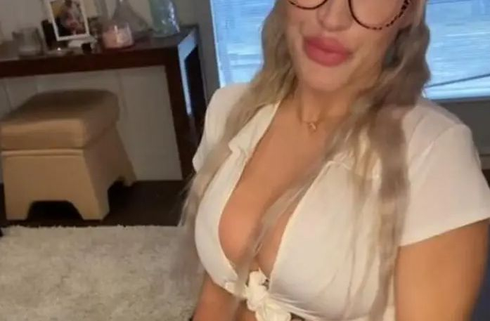 Учителка с ниска заплата облече оскъдна училища униформа и сега прави луди пари СНИМКИ 18+