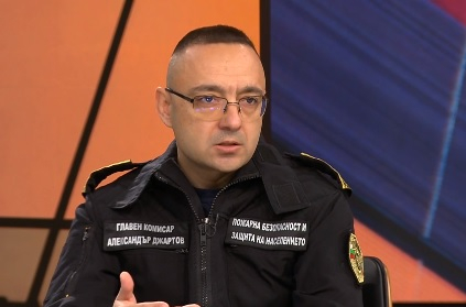 Шефът на пожарната каза къде е било най-страшно през нощта и къде ужасът продължава 