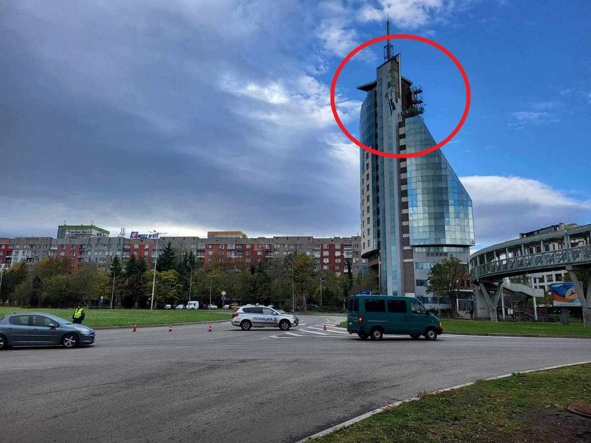Ураганът започна да руши хотели в Бургас, първият е ... 