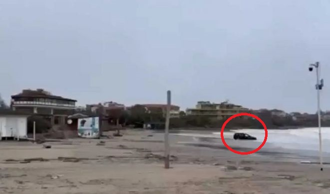 В Ахтопол гледат и не вярват на очите си, какво изхвърли побеснялото море ВИДЕО 