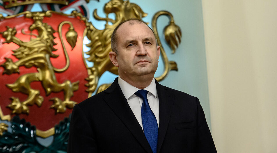 Версия: Румен Радев предупредил, че еврото ще съсипе България 
