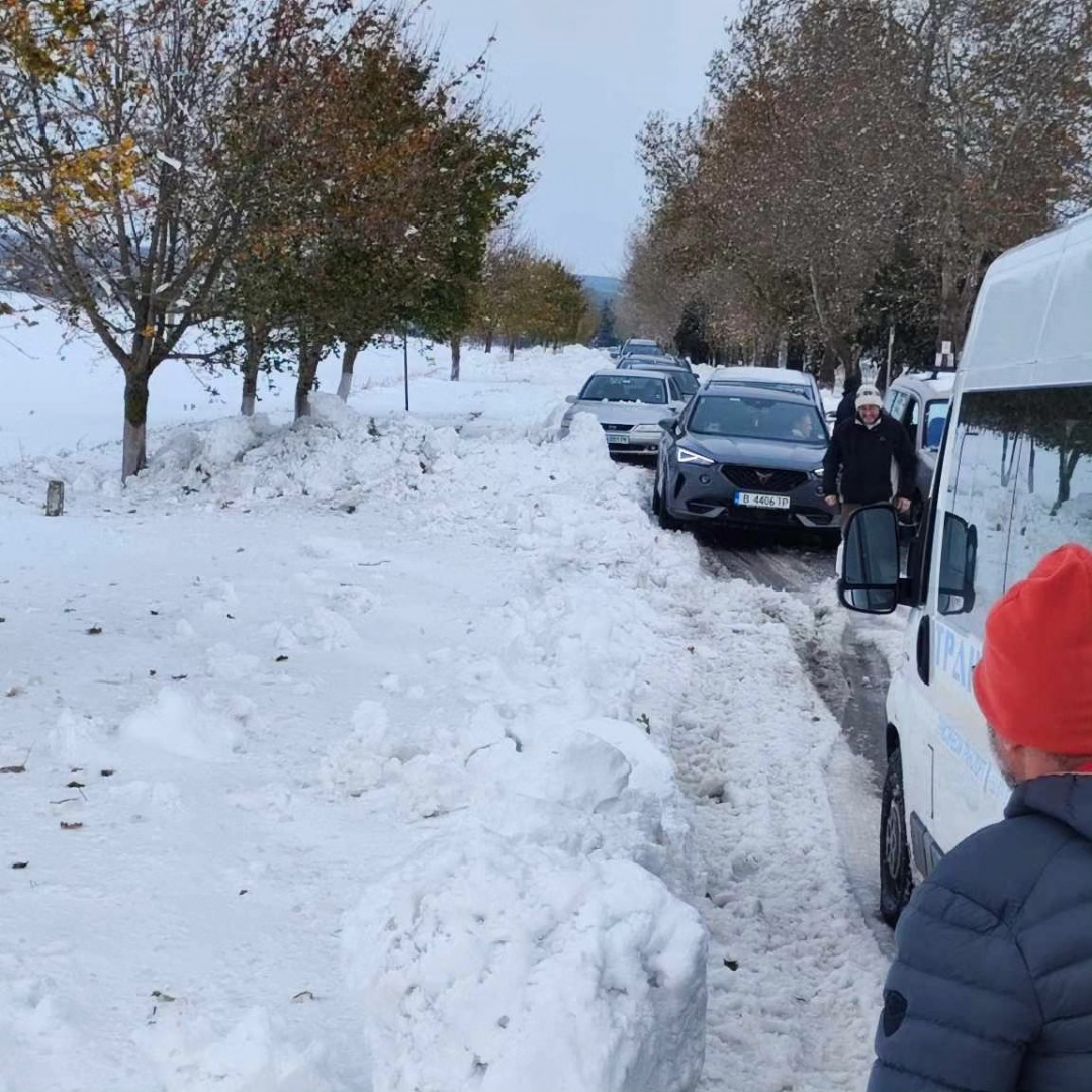 Адът няма край! 2 метра преспи и стотици блокирани камиони по пътя Варна - Добрич СНИМКИ