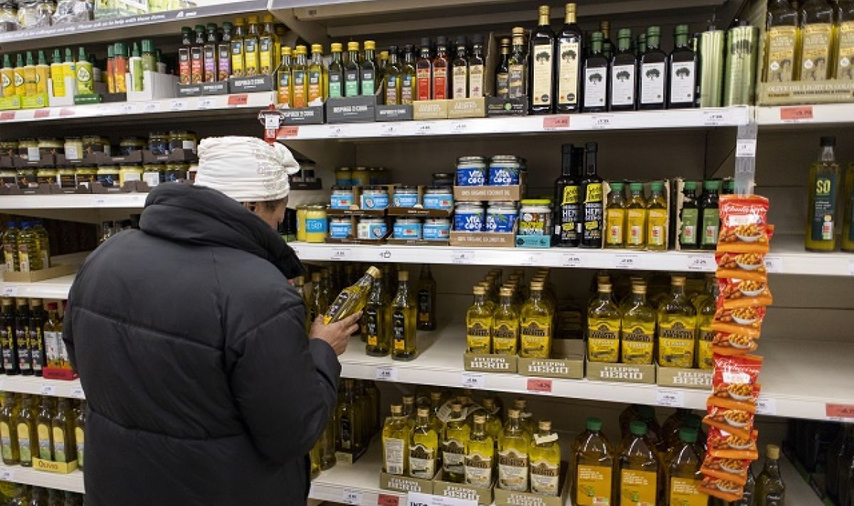 Търговците в Испания с безпрецедентни мерки заради скъпия зехтин, започнаха да...