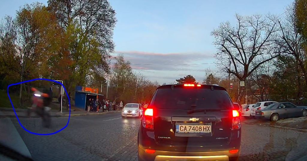 Столичани гледат и не вярват на очите си какво се случва по павираната ул. "Любляна" СНИМКИ