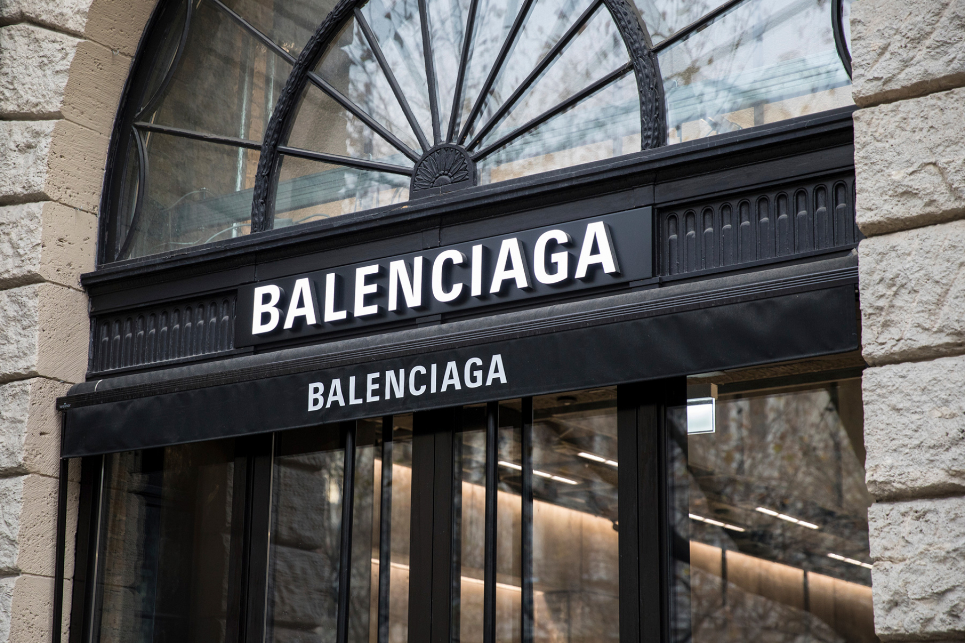 Скъсаха от подигравки Balenciaga за тази пола за близо $1000