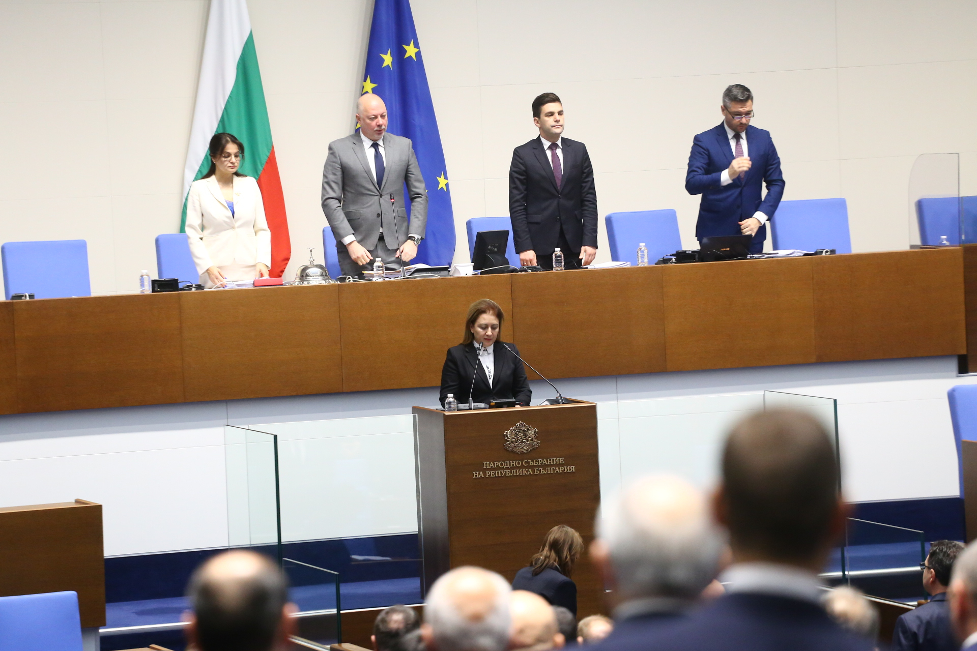 Ето коя депутатка седна в стола на красавицата Славена Точева