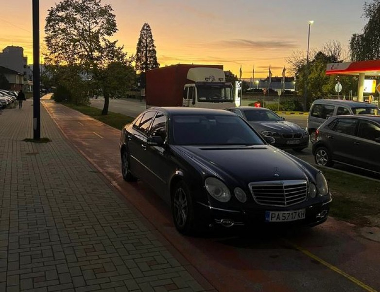 Шофьор паркира луксозния си Мерцедес на велоалея в Пазарджик и взриви мрежата 