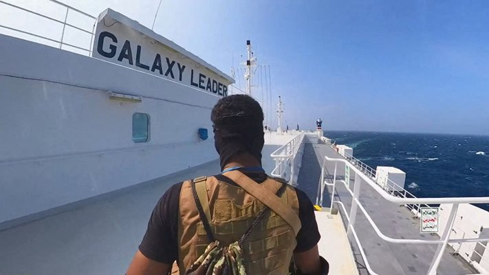 Последни кадри от похитения кораб с българи на борда в Червено море ВИДЕО