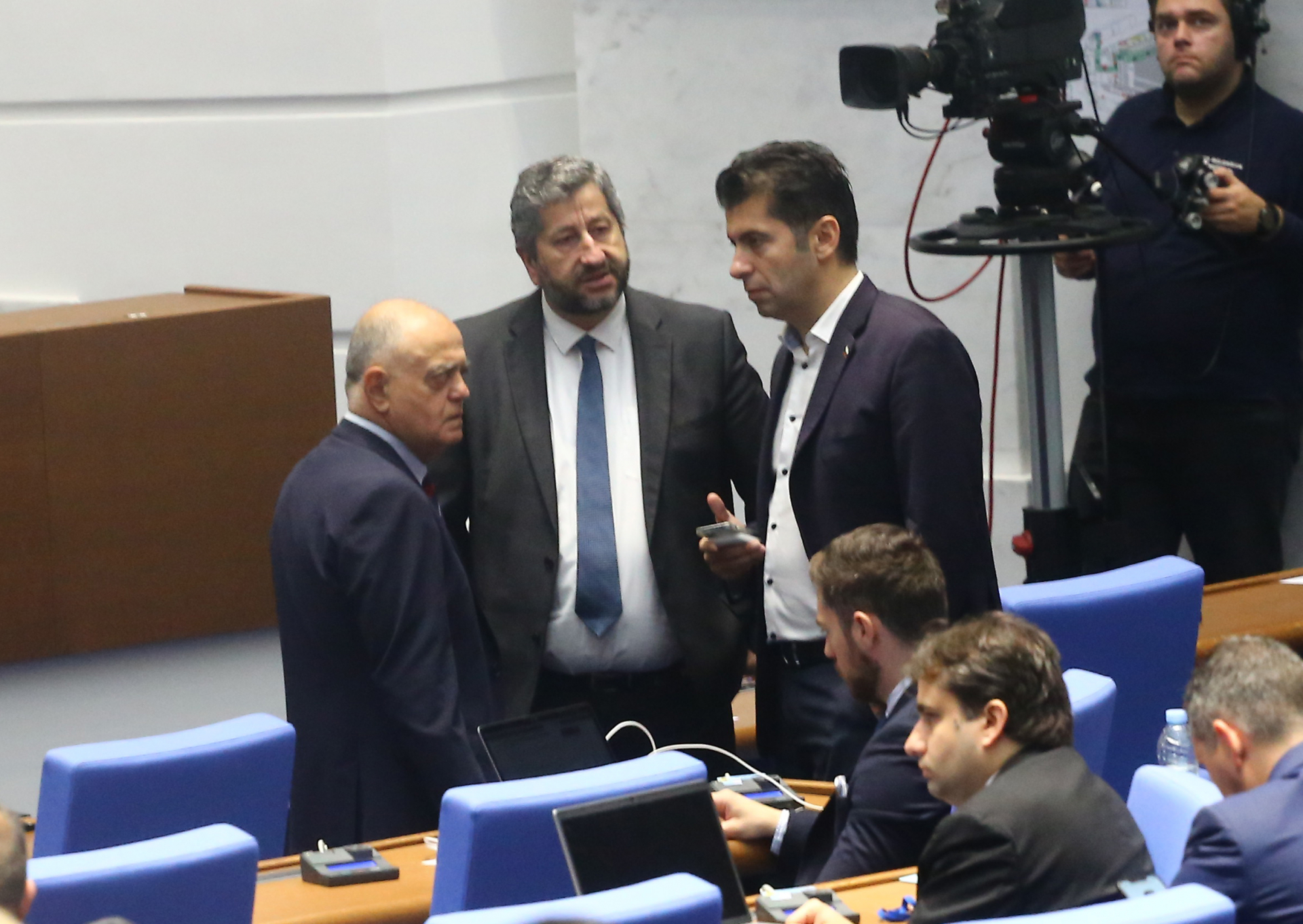 Петков с нова оферта към ГЕРБ дни преди ротацията
