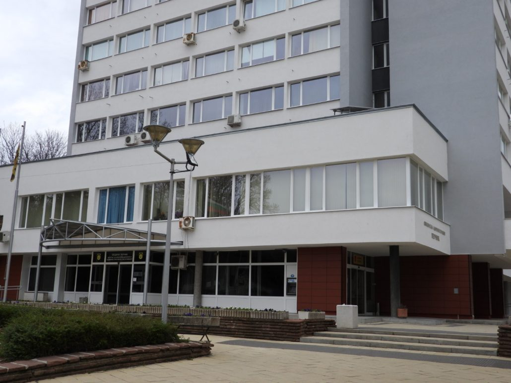 Служителка на Община Перник в паника, пуснаха палави клипчета с нея