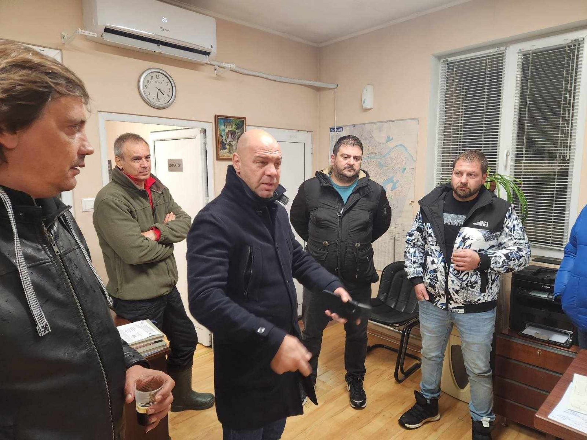 Кметът Костадин Димитров: Стотици служители и 52 машини работят за почистването на Пловдив СНИМКИ