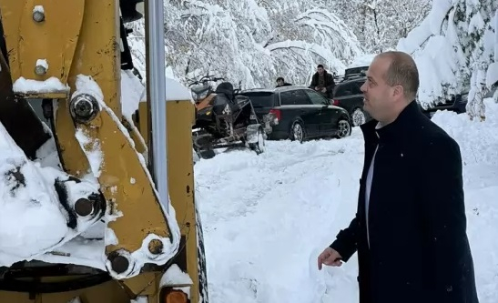 Гореща новина за бременната с децата, блокирани от снега в хижа "Върховръх"