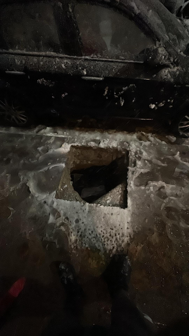 Шок! Русенец пропадна в дупка, докато почиства колата си СНИМКИ