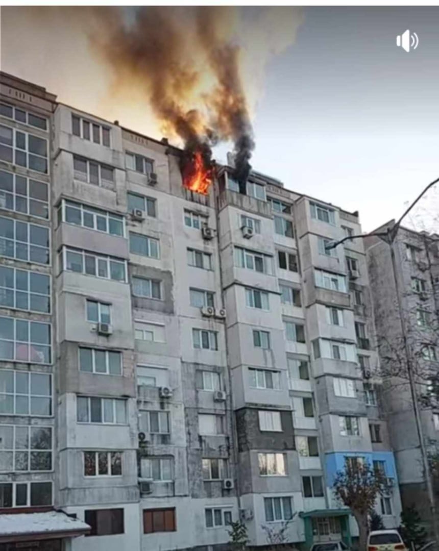 Гъст черен дим погълна блок в кв. "Владиславово" във Варна, страшно е