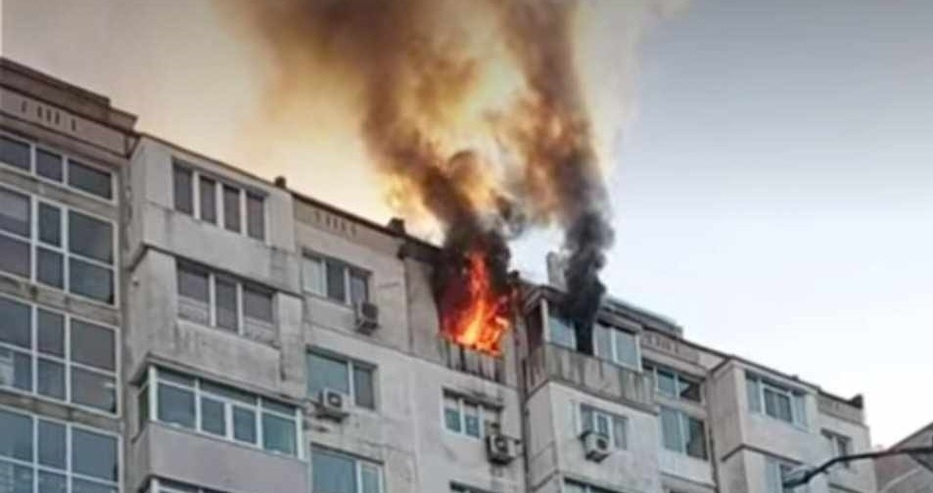 Гъст черен дим погълна блок в кв. "Владиславово" във Варна, страшно е