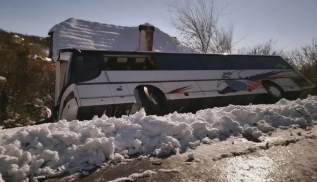 Мъж от преобърналия се автобус във Врачанско: Подадох сигнал на 112, но никой не дойде