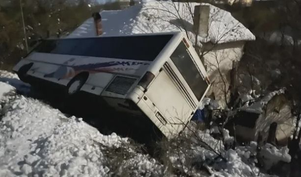 Мъж от преобърналия се автобус във Врачанско: Подадох сигнал на 112, но никой не дойде