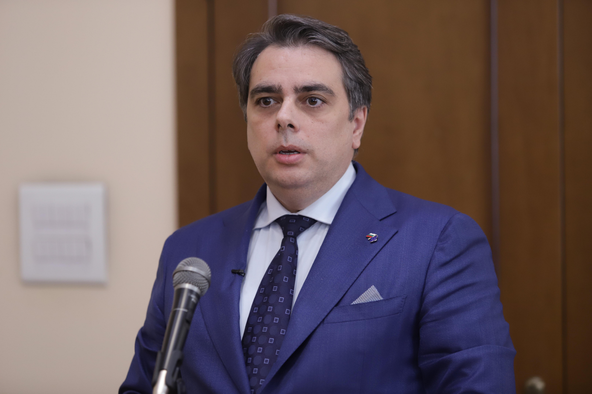 Парламентът с удар по Асен Василев, ето какво го принуди да направи 
