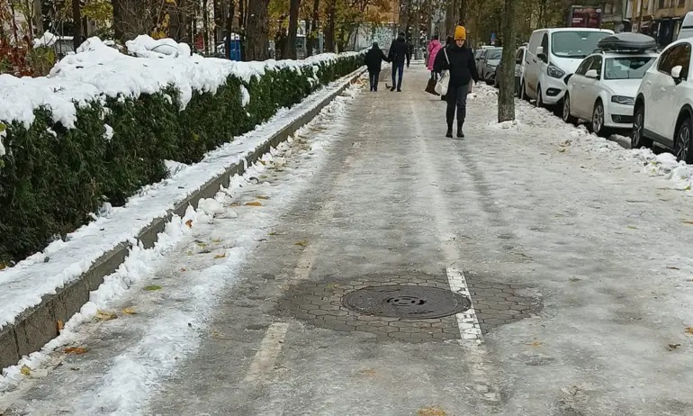 Леденият ад в София продължава, столичани се изпотрошиха