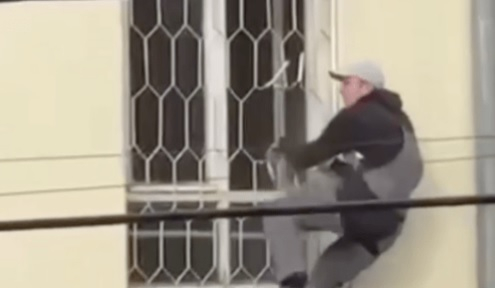 Мъж избяга по уникален начин от сграда на военната служба в Украйна ВИДЕО