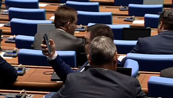 Суматоха в парламента, цялата зала пищи – депутатите на нокти БЛИЦ TV