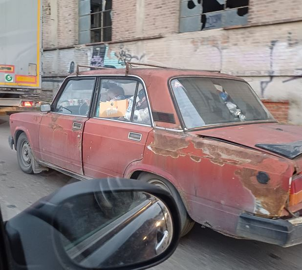 Заради ръждива "Лада" на улица във Варна и какво се е случило с шофьора й в мрежата избухна война СНИМКИ