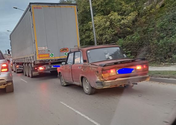 Заради ръждива "Лада" на улица във Варна и какво се е случило с шофьора й в мрежата избухна война СНИМКИ