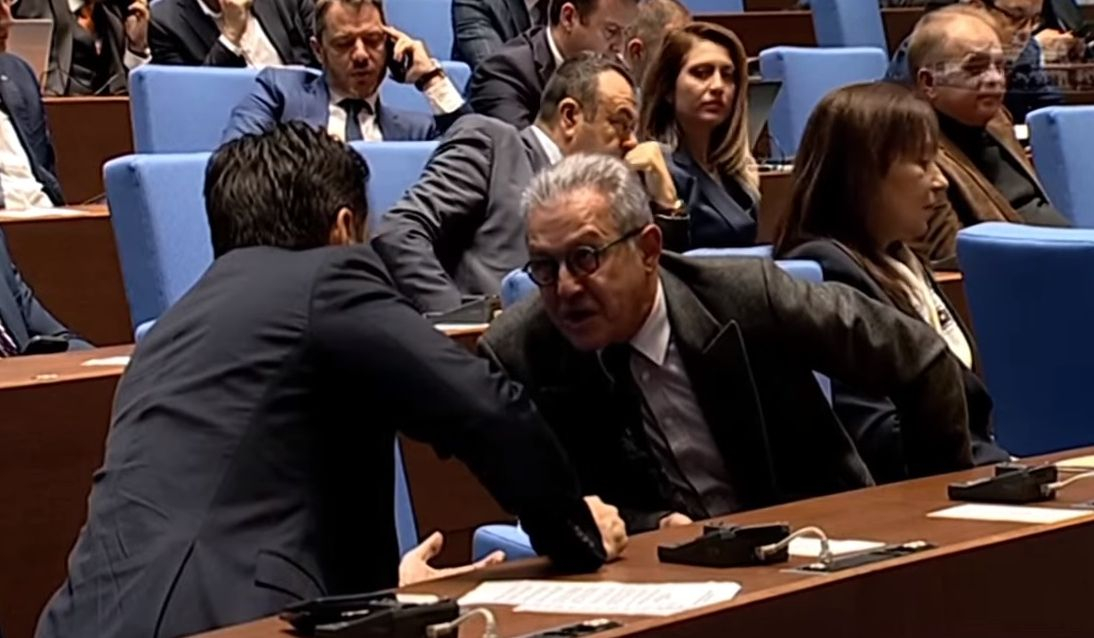 Грандиозен екшън в парламента! Пеевски постави Кирил Петков на мястото му БЛИЦ TV