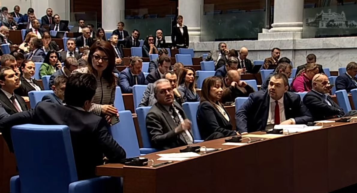 Грандиозен екшън в парламента! Пеевски постави Кирил Петков на мястото му БЛИЦ TV