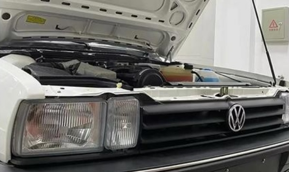 Намериха изоставен склад с нови автомобили Volkswagen СНИМКИ
