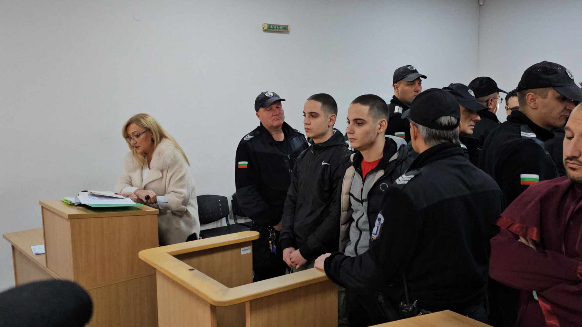 Пълен шок: Ето ги окованите близнаци от Цалапица, единият ехидно се изсмя на... БЛИЦ TV