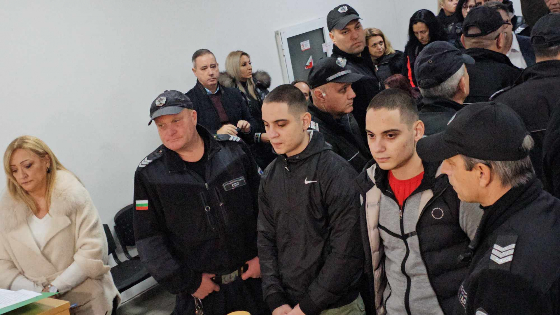 Пълен шок: Ето ги окованите близнаци от Цалапица, единият ехидно се изсмя на... БЛИЦ TV