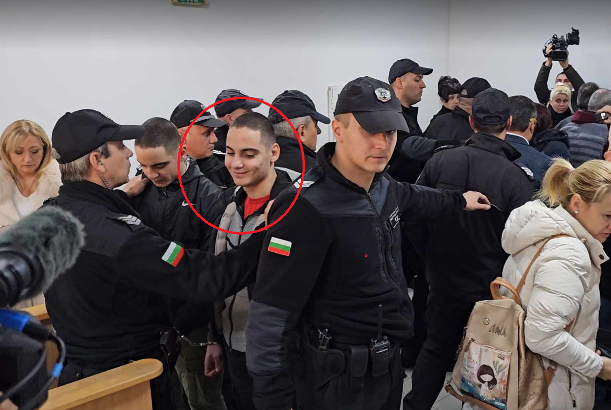 Пълен шок: Ето ги окованите близнаци от Цалапица, единият ехидно се изсмя на... БЛИЦ TV