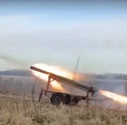 ВИДЕО от войната: „Зареждане с крак“ на самоделна украинска РСЗО беше уловено от камера