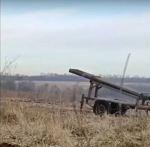 ВИДЕО от войната: „Зареждане с крак“ на самоделна украинска РСЗО беше уловено от камера