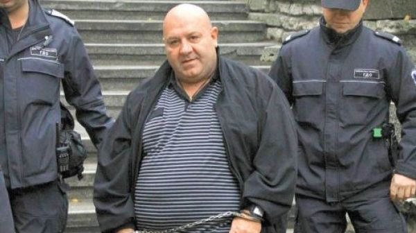 Измъчван и надупчен с 3 куршума: Убиха Мартеницата до лъскавия му Мерцедес 