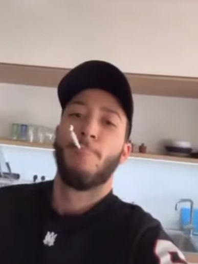 С джойнт и среден пръст! Лоренцо със скандално ВИДЕО 18+ след ареста